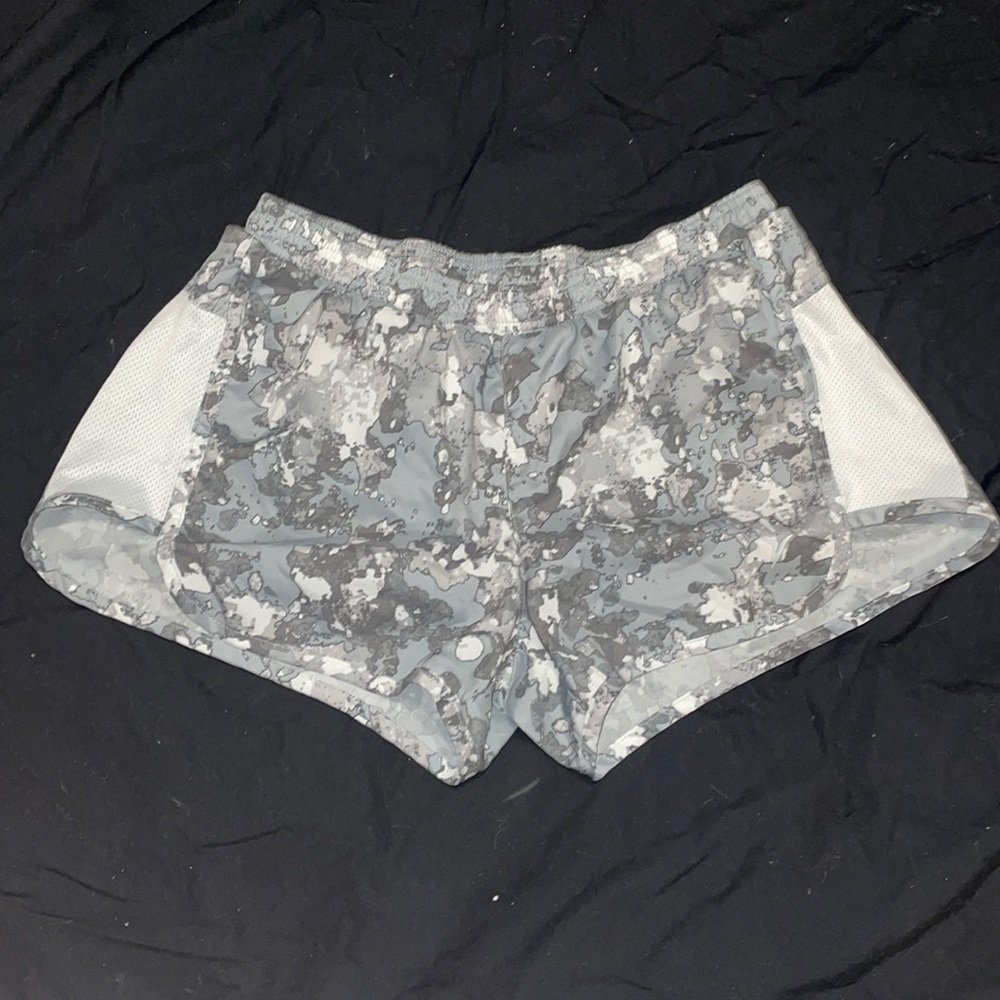 Old Navy Active. GREY SPECKLED SHORTS Small/Petite, could fit medium.